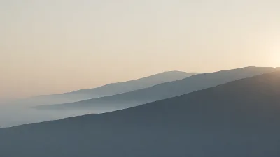 Trois crêtes à l'aube