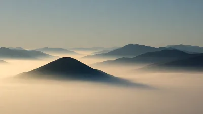 Pic au-dessus de la mer de nuages
