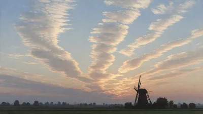 Cirrusleiter im abendlichen Sonnenuntergang