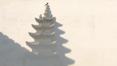 Schatten der Pagode an der Wand
