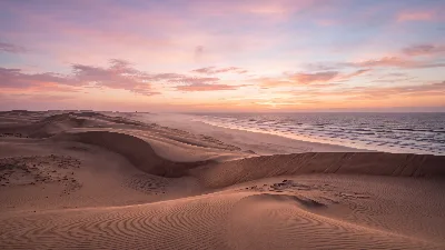 Dunas de arena al atardecer pastel