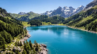 Vue aérienne d'un lac alpin ensoleillé
