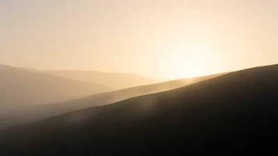 Gegenlichter First im Sonnenaufgang
