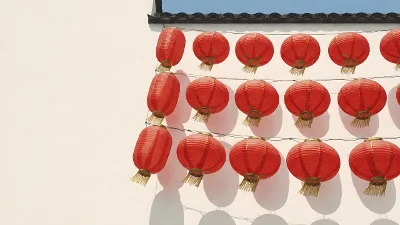 Laternenreihen im Mittagssonnenlicht