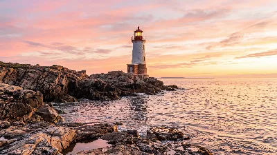 Lumière du lever de soleil sur le phare doré