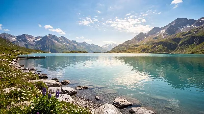 Lac alpin baigné de soleil