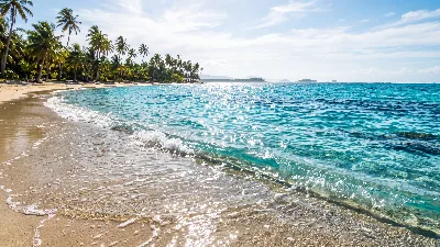 Éclat de midi sur un lagon turquoise