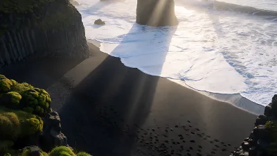 Schwarzer Vulkanstrand mit Basaltsäulen