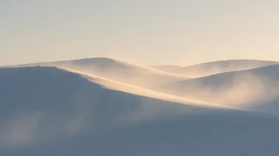 Crête enneigée au lever