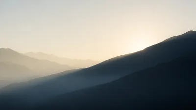 Crête alpine au lever de soleil
