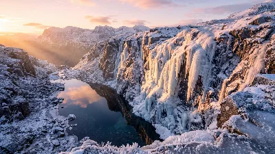 Lever de soleil sur un glacier figé