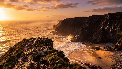 Coucher de soleil doré sur un amphithéâtre côtier