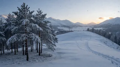 Sonnendurchfluteter Kamm über schneebedecktem Tal