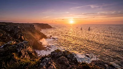 Coucher de Soleil sur le Sommet de Falaises Amber‑Lit
